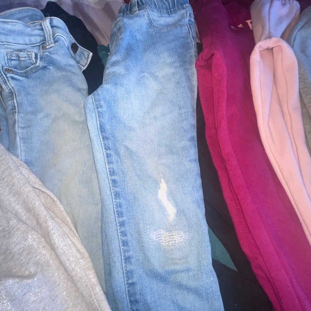 (17) pairs of girls' Zara/Gap pants, jeans, and tights. Great condition.